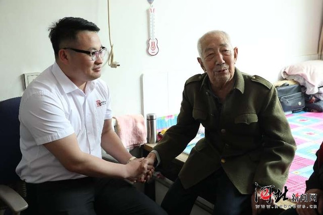 安俊峰慰問老兵 安俊峰慰問老兵